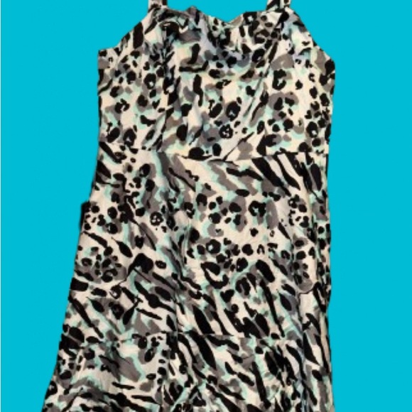 NWOT 3xl  24-26  blue/white floral adjustable ruffle h… - Picture 2 of 6